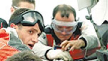 Los mecánicos reparan el Xsara.