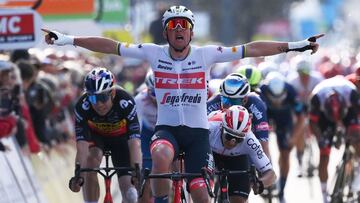 Pedersen se impone a Van Aert con un Roglic muy activo