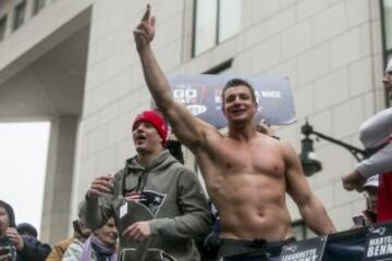 Rob Gronkowski celebra la victoria de sus Patriots sin camiseta bajo la nieve durante el desfile de la victoria en Boston.