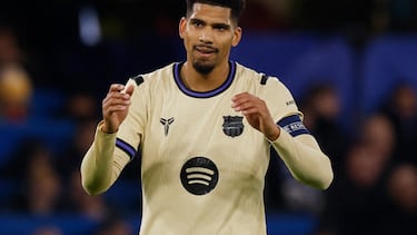 Soccer Football - UEFA Champions League - Chelsea v FC Barcelona - Stamford Bridge, London, Britain - November 25, 2025 FC Barcelona's Ronald Araujo reacts after being shown a yellow card Action Images via Reuters/Andrew Couldridge