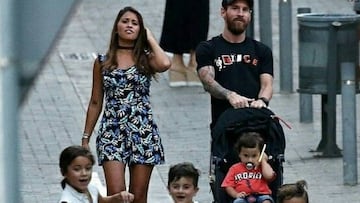 Leo Messi y su esposa Antonella pasean junto a sus hijos.