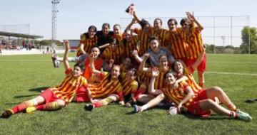 El Barcelona femenino siempre ha sido una potencia. Han conseguido los campeonatos de Liga de las temporadas 2011-2012, 2012-2013, 2013-2014 y 2014-2015. 
En la imagen, la celebración de la Liga del 2014 después del partido contra el Atlético.