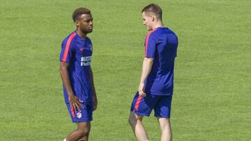 Lemar camina junto a Gameiro durante un entrenamiento del Atlético