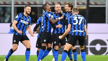 Soccer Football - Coppa Italia - Quarter Final - Inter Milan v AC Milan - San Siro, Milan, Italy - January 26, 2021 Inter Milan&#039;s Christian Eriksen celebrates scoring their second goal with teammates REUTERS/Daniele Mascolo