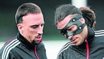 <b>LOS ASES DE VAN GAAL. </b>El francés Ribéry y el defensa Demichelis, que se ejercitó con una máscara, en el entrenamiento de ayer.