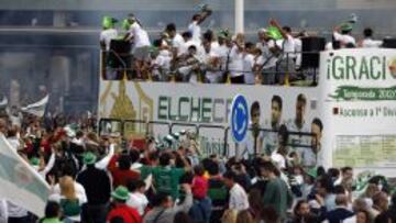 La plantilla del Elche celebra el ascenso.