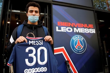 Numerosos aficionados del Paris Saint-Germain se han agolpado en la puerta de la tienda oficial del estadio para conseguir una camiseta del astro argentino.