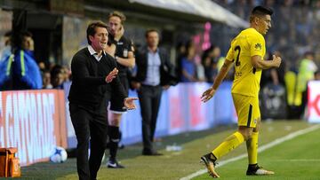 Boca Juniors' coach Guillermos Barros Schelotto gives directions during the match between Boca Juniors and Racing Club in the Superliga first division tournament at Alberto J. Armando, "La Bombonera", stadium in Buenos Aires, Argentina, on November 19, 2017. / AFP PHOTO / Javier Gonzalez