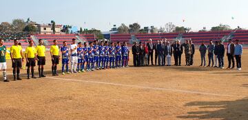 La selección de Nepal entona su himno, ante la presencia de instituciones y militares, minutos antes del primer partido, en Pokhara.