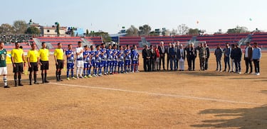 La selección de Nepal entona su himno, ante la presencia de instituciones y militares, minutos antes del primer partido, en Pokhara.