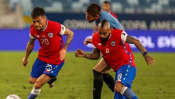 El jugador de Chile, Charles Aránguiz, juega el balón contra Uruguay durante el partido por el grupo B de Copa América.