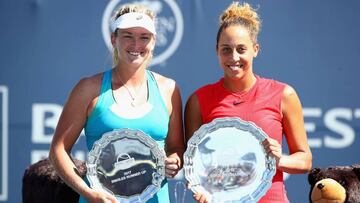 Madison Keys y CoCo Vandeweghe posan con sus trofeos tras la disputa de la final del torneo de Stanford.