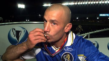 STO25D:SPORT-SOCCER:STOCKHOLM,13MAY98 - Chelsea's player manager Gianluca Vialli kisses his medal after his team's Cup Winners' Cup victory over VFB Stuttgart in Stockholm May 13. Chelsea won the game 1-0 when Gianfranco Zola scored after coming on as substitute in the second half.     kc/Photo by Kai Pfaffenbach REUTERS