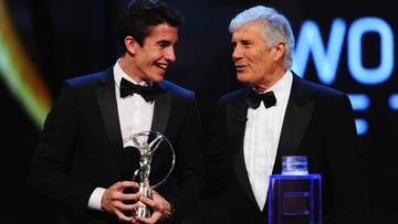 Marc M¨¢rquez junto a Giacomo Agostini.