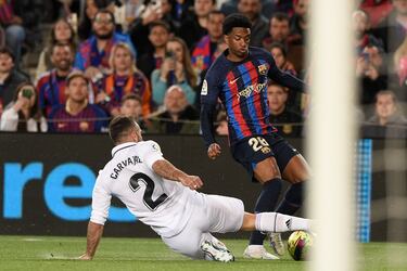 Dani Carvajal se tira al suelo e impide el avance de Álex  Balde.