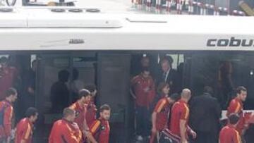 <b>DE VIAJE. </b>Los jugadores, ayer, en el aeropuerto de Barajas antes de volar hacia Minsk.