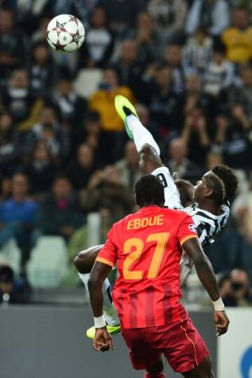 El jugador de la Juventus, Paul Pogba, intenta la chilena ante el jugador del Galatasaray.