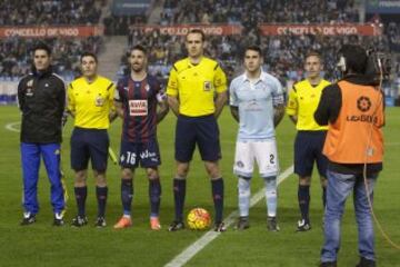 El árbitro Mario melero acompañado por sus asistente Manuel Ángel Torre, José Luis Martínez el cuarto árbitro Miguel Ángel Ortiz y los capitanes Hugo Mallo y Lillo.