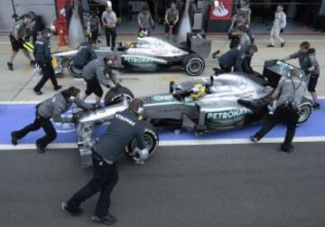 Salida de los Mercedes de Lewis Hamilton y Nico Rosberg.