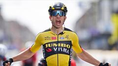 Van Aert celebra una de sus victorias al esprint en 2021.