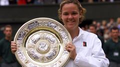 Lindsay Davenport posa con el t&iacute;tulo de campeona de Wimbledon en 1999.