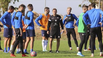 Manuel Mosquera, en el centro de un entrenamiento del Extremadura.