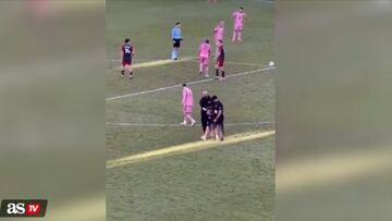 Un joven fanático se metió al campo de juego para tomarse una foto con su ídolo, Messi; sin embargo, fue interceptado por su guardaespaldas. Pero el jugador le cumplió su sueño y se tomó una foto con él en el campo.