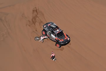 El piloto espa?ol del equipo Audi Sport, Carlos Sainz, y su copiloto espa?ol, Lucas Cruz, golpearon al motociclista italiano de Kove, Cesare Zachetti, durante la etapa 11 del Rally Dakar 2024 entre Al-Ula y Yanbu.