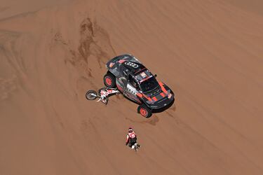 El piloto español del equipo Audi Sport, Carlos Sainz, y su copiloto español, Lucas Cruz, golpearon al motociclista italiano de Kove, Cesare Zachetti, durante la etapa 11 del Rally Dakar 2024 entre Al-Ula y Yanbu.