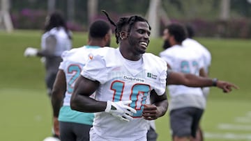 Miami Dolphins wide receiver Tyreek Hill (10) warms up during OTA practice on Tuesday, May 17, 2022, at the team&apos;s training facility in Miami Gardens, Florida. (Susan Stocker/South Florida Sun Sentinel/Tribune News Service via Getty Images)