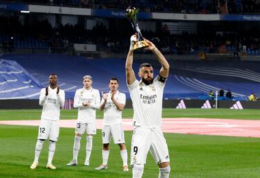 Karim Benzema con el trofeo de campeones del mundo de clubes que el Real Madrid conquista en Rabat, Marruecos.