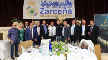 La directiva de la Peña Zarceña posa junto al veterano Pepe Salguero (1981-87) en la cena de aniversario.