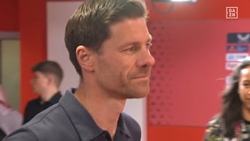 Es una leyenda: vean la emoci¨®n de Xabi Alonso en su despedida con los fans del Leverkusen