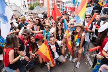 Un grupo de personas celebra en Ribadesella la fista del Descenso Internacional del Sella.