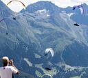 Un cielo plagado de parapentes en Suiza