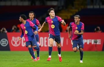 Pau Cubarsí es un prometedor defensa central que juega en el FC Barcelona. Con 18 años, ha demostrado una gran madurez y solidez defensiva, lo que le ha permitido consolidarse en el equipo catalán. Su valor de mercado ha alcanzado los 70 millones de euros, reflejando su crecimiento y potencial. Campeón olímpico en los Juegos de París 2024.