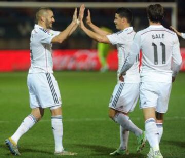 Benzema celebra el gol marcado al Eibar con su compañero James