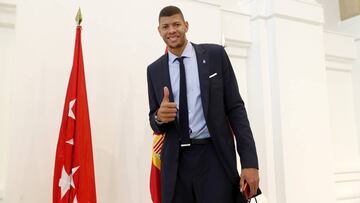 Walter Tavares, durante su visita al Ayuntamiento de Madrid.