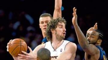 <b>VIGILANCIA. </b>Tres Warriors contra Gasol: Watson, Turiaf, Biedrins.