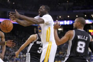 Draymond Green pierde el balón ante Patty Mills.