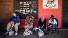 People check the food parcels they have just received by Meals on Wheels in Brapkan, Ekurhuleni, on July 6, 2020. - As Gauteng province&#039;s COVID-19 coronavirus infection rate soared to 63 404 positive cases on Sunday 5 July, Meals on Wheels South Afri