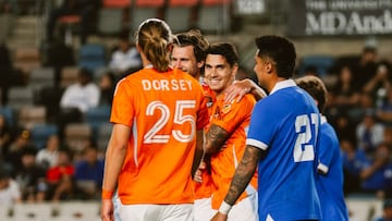 ‘La Selecta’ cayó en su visita al Houston Dynamo y el entrenador colombiano suma su primer descalabro al frente del combinado nacional salvadoreño.