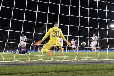 1-0. Pase en diagonal de Marcus Rashford, al desmarque de Ferran Torres y el Tiburón anota con un disparo cruzado superando a Lucas Chevalier.