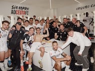 El vestuario del Ceuta celebra tras ganar al Cádiz.