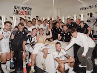 El vestuario del Ceuta celebra tras ganar al Cádiz.