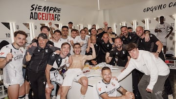El vestuario del Ceuta celebra tras ganar al Cádiz.