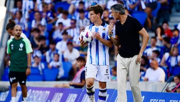 Real Sociedad's Spanish coach Imanol Alguacil talks to Real Sociedad's Spanish defender #03 Aihen Munoz during the Spanish Liga football match between Real Sociedad and RC Celta de Vigo at the Anoeta stadium in San Sebastian on August 19, 2023. (Photo by ANDER GILLENEA / AFP)