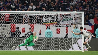 Soccer Football - FIFA Intercontinental Cup - Final - Paris St Germain v Flamengo - Ahmad Bin Ali Stadium, Al-Rayyan, Qatar - December 17, 2025 Flamengo's Leo Pereira has his penalty saved by Paris St Germain's Matvey Safonov during a penalty shootout REUTERS/Mohammed Salem
