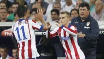RELEVOS. Raúl Jiménez deja su sitio a Griezmann durante un partido.