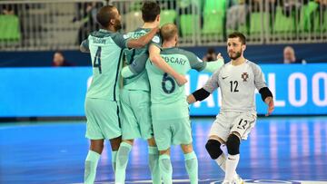 EPA9271. LJUBLJANA (ESLOVENIA), 08/02/2018.- Los jugadores portugueses celebran tras marcar ante Rusia durante su encuentro de semifinales de la Eurocopa de f&uacute;tbol sala 2018 disputada en el Arena Stozice en Ljubljana, Eslovenia, hoy, 8 de febrero 2